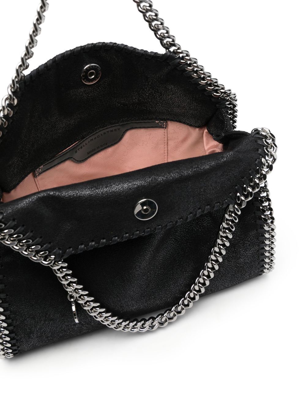 กระเป๋า Mini Falabella พร้อมสายสะพายโซ่และรายละเอียดเย็บแบบ Whipstitch สีน้ำเงินดำ