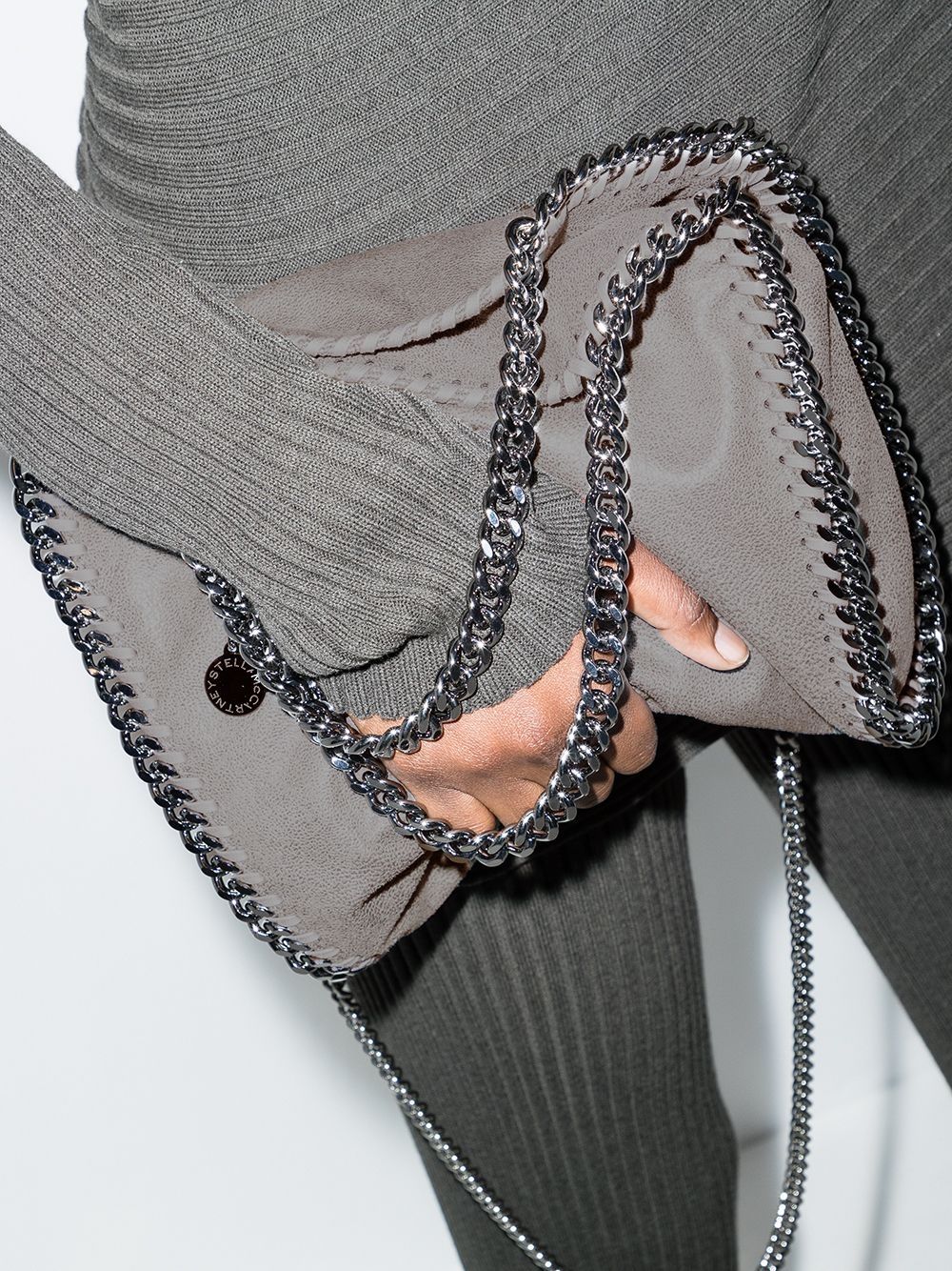 حقيبة يد رائعة باللون الرمادي مع حزام كتف سلسلة وحدود للنساء