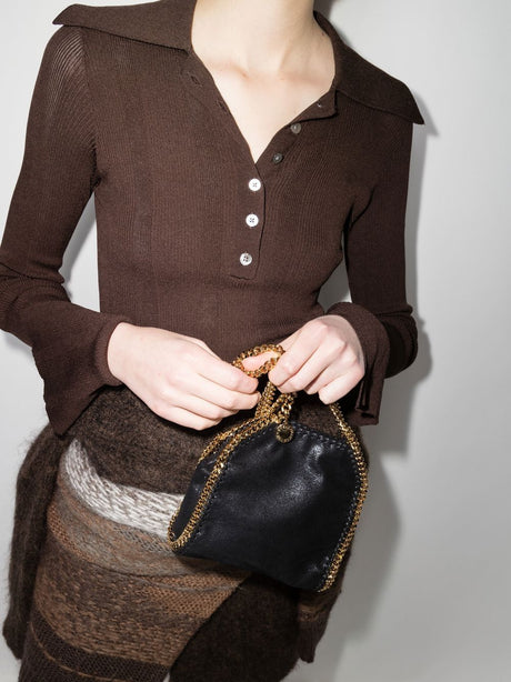 黑色人造皮革迷你手提包，搭配品牌标志性链条装饰和编织细节