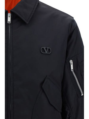 Áo khoác bomber nam đen nhẹ được thiết kế với túi có khoá và túi bút