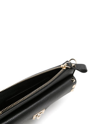 حقيبة يد سوداء أنيقة مع تفاصيل ذهبية للنساء