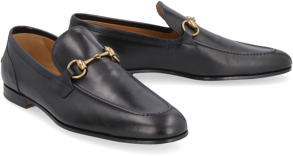 時尚男鞋：黑色皮革懶人鞋搭配古典金色配件