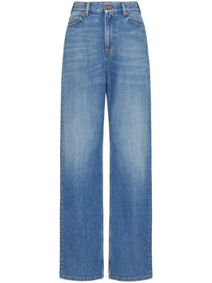 Quần jeans dài màu xanh nhạt với chi tiết chữ V