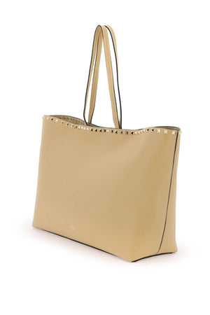 حقيبة تسوق نسائية من جلد عجل غارنيت باللون البيج لـ SS24