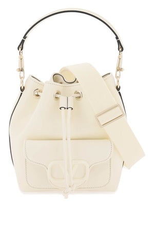 白色皮革提桶包，搭配義大利設計師的Tonal VLogo，適合女性