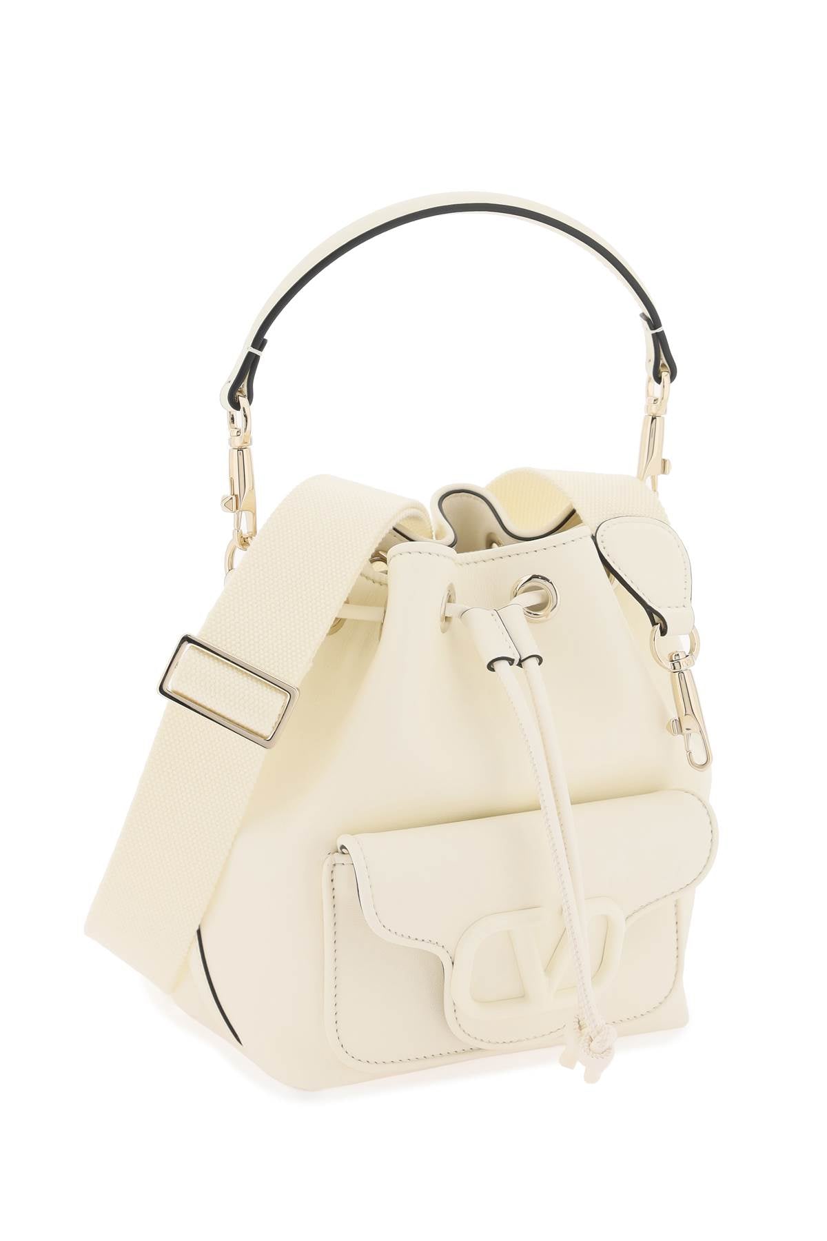 白色皮革提桶包，搭配義大利設計師的Tonal VLogo，適合女性