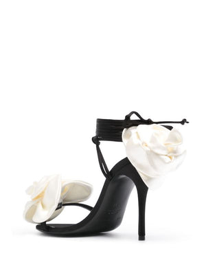 حذاء الصندل الساتان الأسود بتطريز زهور