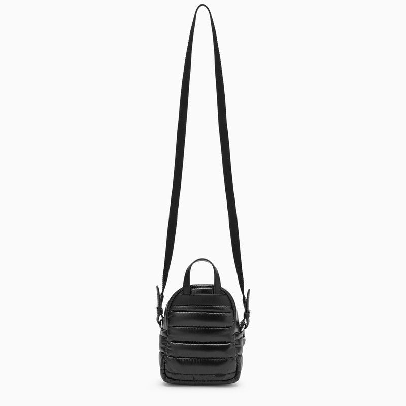 حقيبة يد نايلون صغيرة مبطنة باللون الأسود مع تفاصيل جلدية وحزام قابل للتعديل