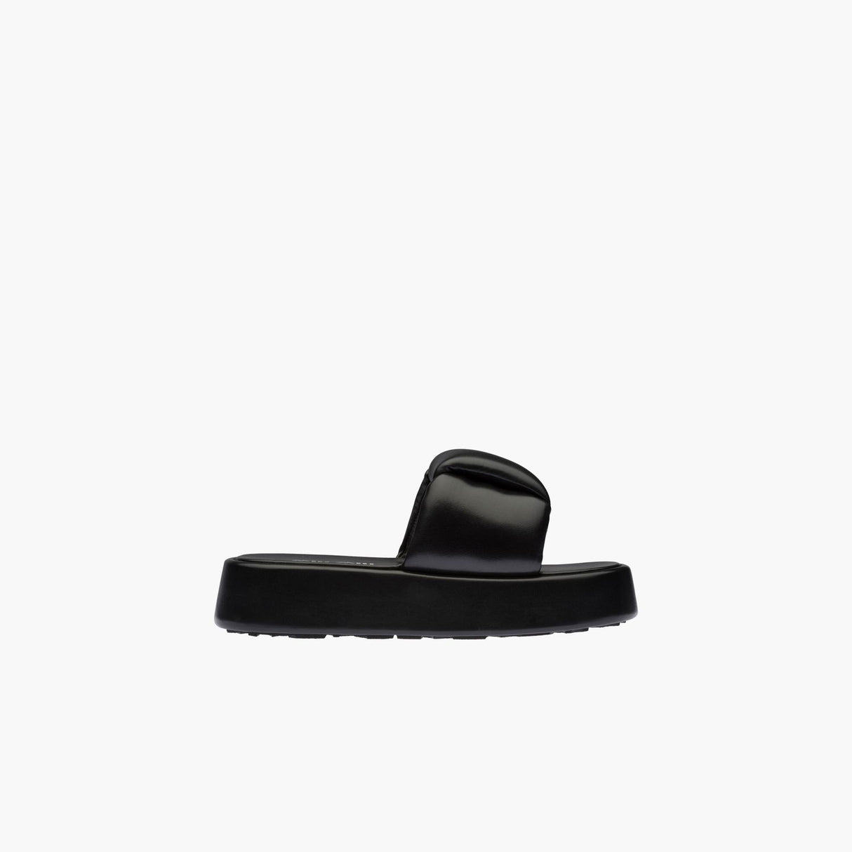 حذاء نسائي ميو ميو نابا في اللون الأسود من مجموعة ربيع وصيف 2022