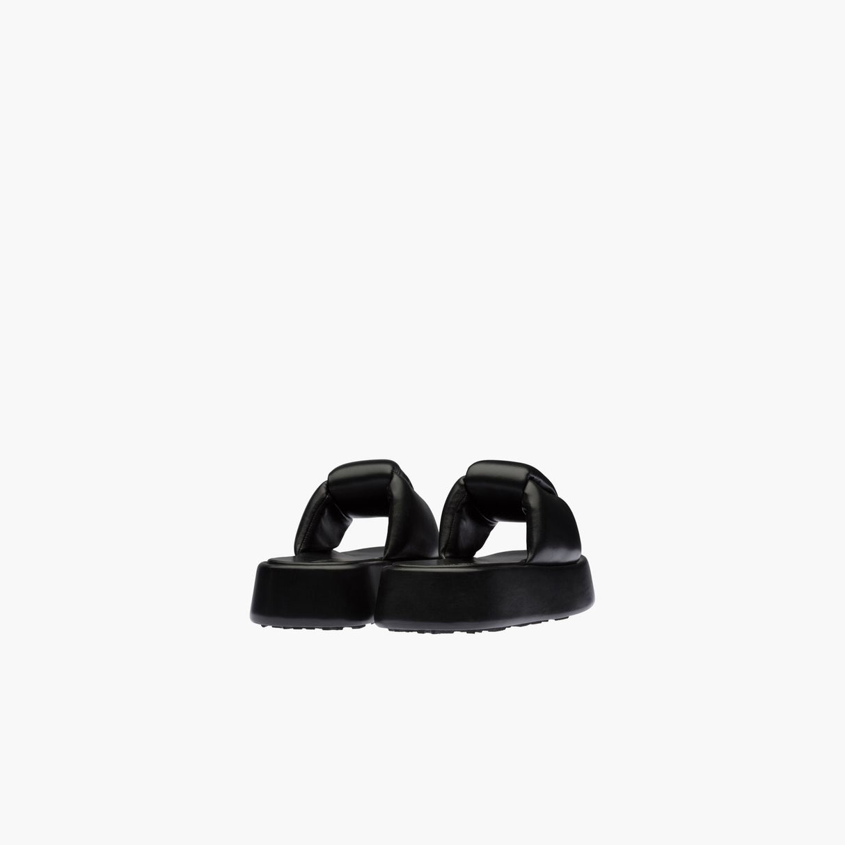 حذاء نسائي ميو ميو نابا في اللون الأسود من مجموعة ربيع وصيف 2022