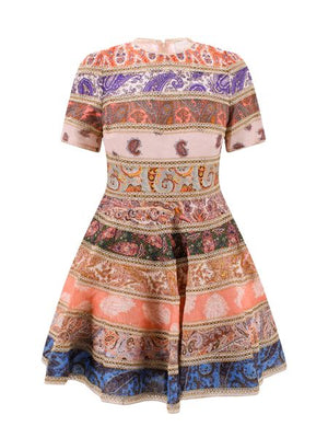 فستان من الكتان متعدد الألوان قصير الأكمام مع تفاصيل الدانتيل