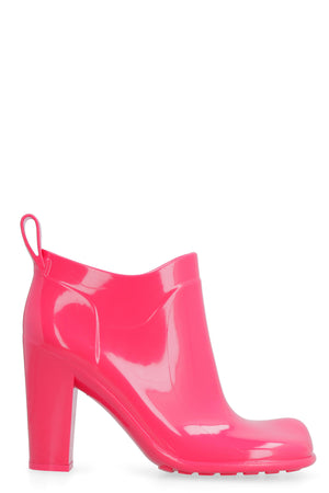 Giày boots đơn giản mũi hình vuông với màu hồng phấn và đinh cao su