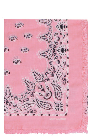 ふちがほつれたピンクのスカーフ 145x160 cm、SS22