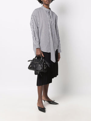 حقيبة يد أرينا الأنيقة السوداء من جلد الغنم للنساء - SS24
