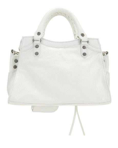 白いレザーハンドバッグ：調節可能なストラップと編み込みディテール付き
