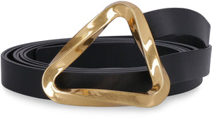 حزام جلدي أنيق ذو حزامين مزدوجين وأجزاء معدنية بلون ذهبي، قطعة أساسية للموسم للنساء