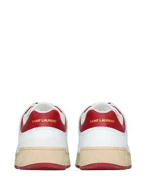 حذاء رياضي أبيض للرجال من جلد البقر بالنظارة الحمراء وتفاصيل الشعار الأصلي