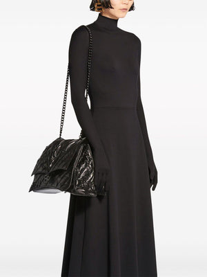 حقيبة يد كبيرة من جلد العجل المبطن بمقبض سلسلة وشعار معدني، لون أسود - 39.9x24.9x12.9 سم
