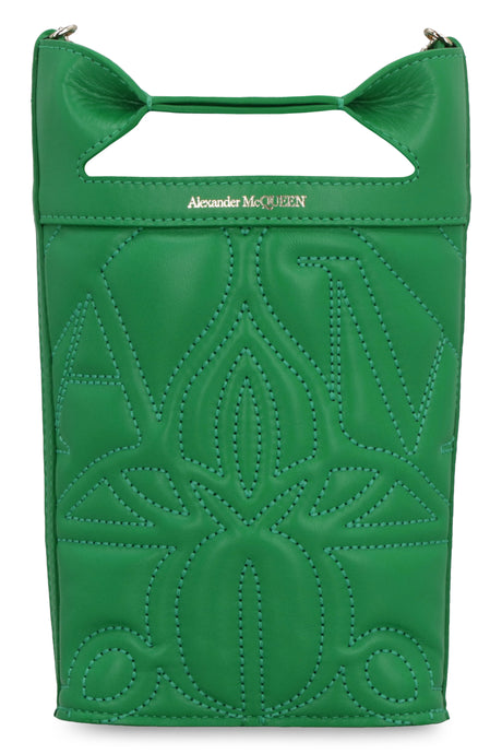حقيبة يد صغيرة قصيرة باللون الأخضر مخيطة بشكل واضح وحمالة كتف سلسلة