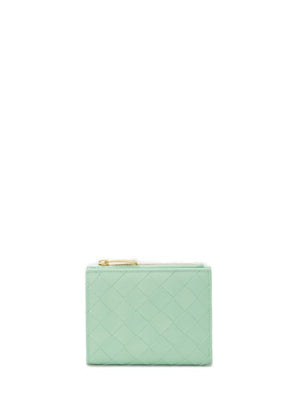 Distinctive Zipper Wallet with Bottega Veneta's Iconic Intrecciato Design in Raffia