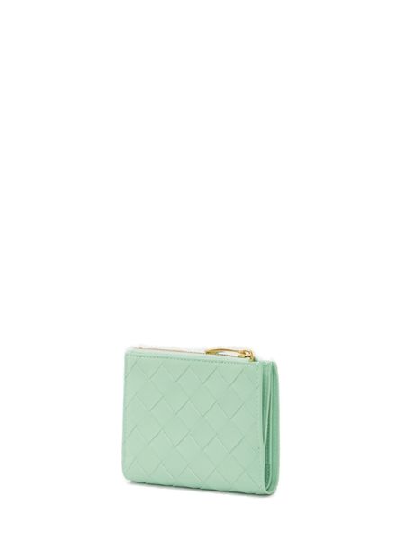 Distinctive Zipper Wallet with Bottega Veneta's Iconic Intrecciato Design in Raffia