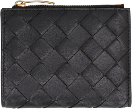經典黑色羊皮錢包，配有編織圖案和多個隔間，適合女性使用