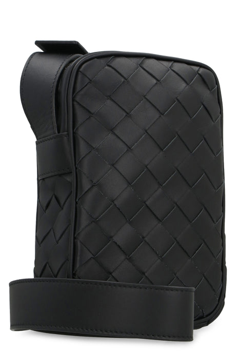Túi đeo chéo da bò màu đen với họa tiết Intrecciato cho nam giới