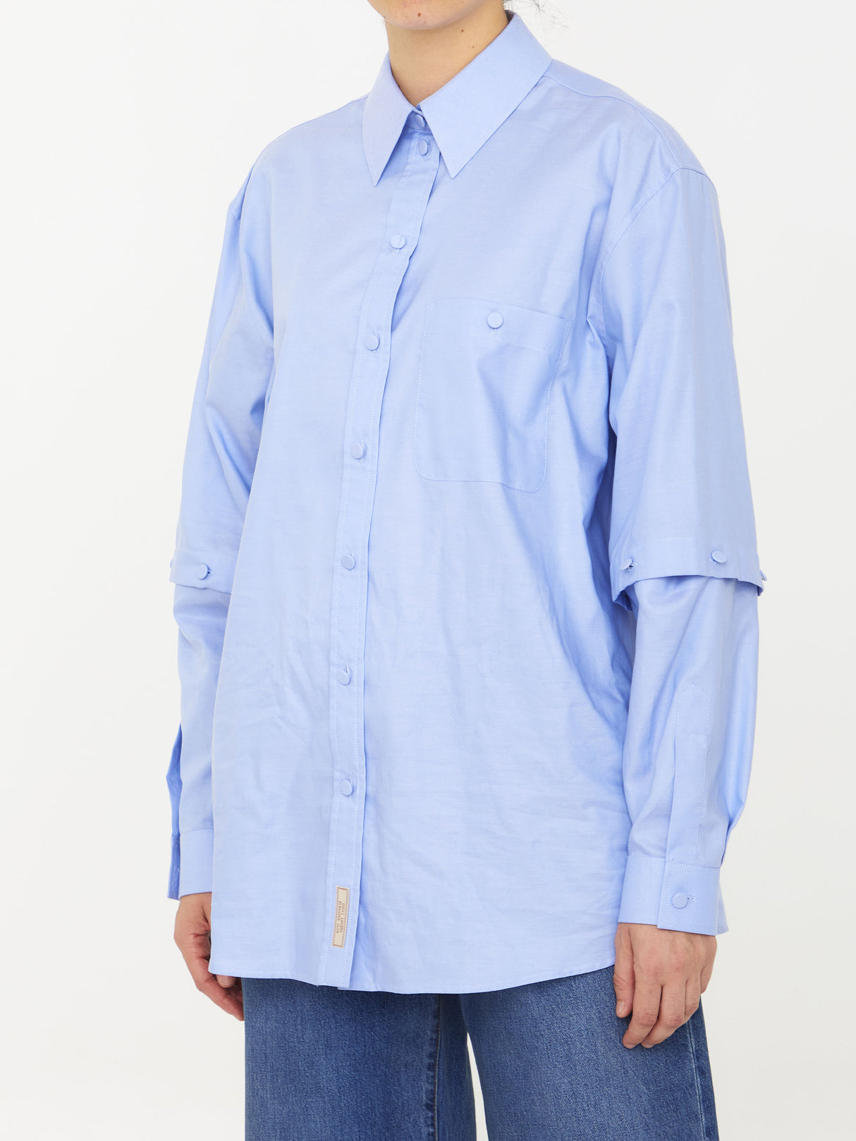 女性用軽いブルーの取り外し可能な袖のシャツ（FW23用）