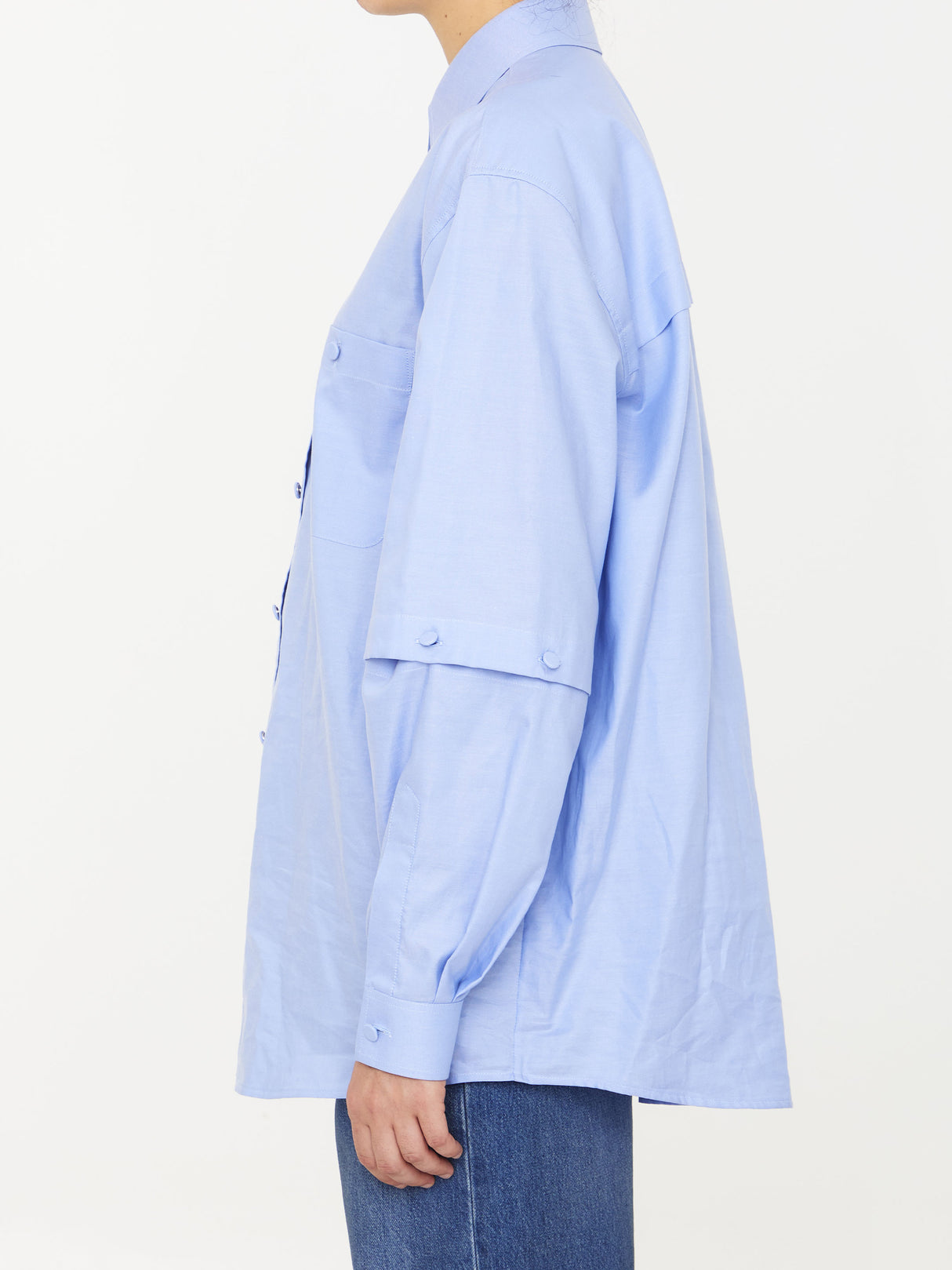 女性用軽いブルーの取り外し可能な袖のシャツ（FW23用）