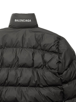 保暖又时尚：Balenciaga涂层尼龙大羽绒外套（FW23）