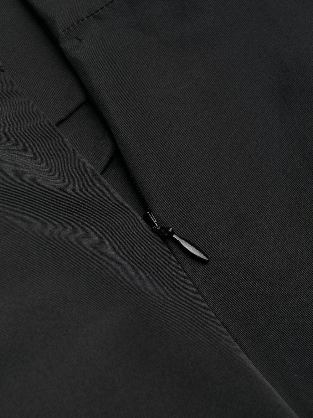 فستان نسائي أنيق بتصميم غير متماثل وطويل إلى الركبة - FW23 أسود