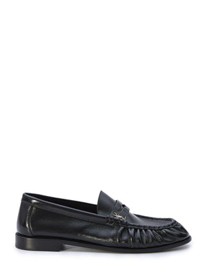 حذاء لوفرز نسائي من جلد الخراف المجعد واللامع بلون أسود مع شعار YSL المعدني
