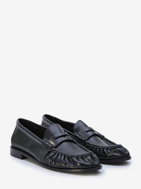 حذاء لوفرز نسائي من جلد الخراف المجعد واللامع بلون أسود مع شعار YSL المعدني