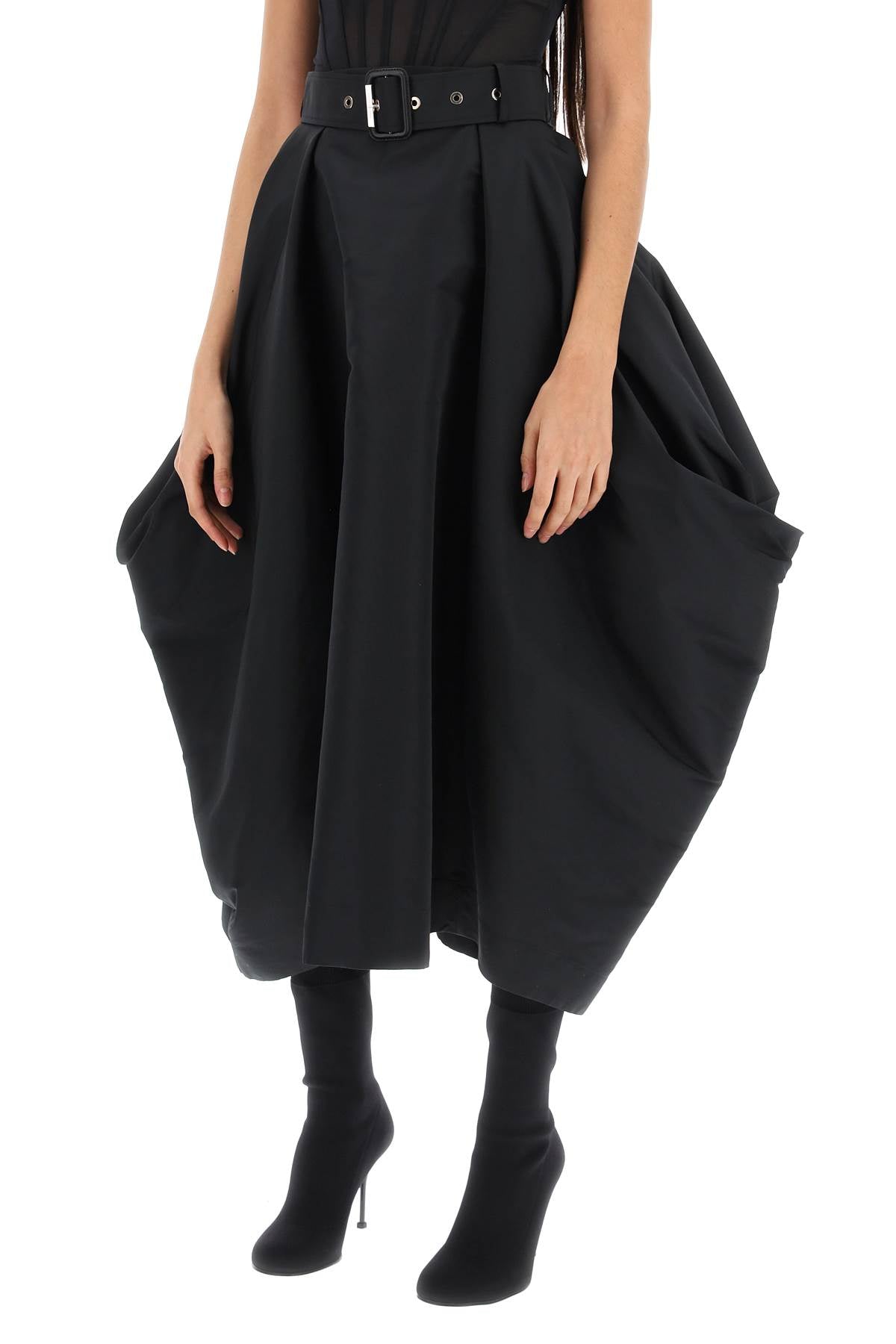 Peg-Top Skirt في إطلالة جذابة باللون الأسود؛ أنثوي وأنيق - FW23