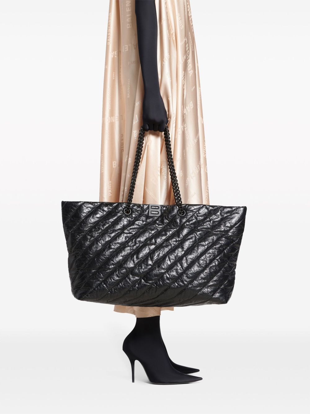 حقيبة كتف جلدية مطرزة بلون أسود مع تفاصيل معدنية، مقابض سلسلة مزدوجة وجيب داخلي بسحاب للنساء