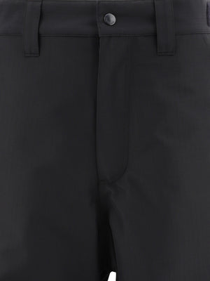 修长黑色运动长裤，男士反光图案设计