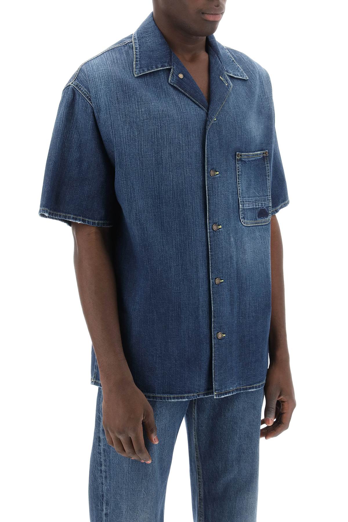 قميص كاجوال قصير الأكمام من الدينيم العضوي للرجال باللون الأزرق الداكن