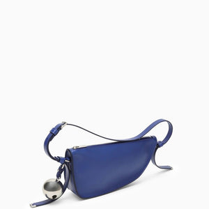 حقيبة يد متوسطة الحجم من جلد الخروف باللون الأزرق الداكن مع حزام قابل للتعديل وتفاصيل فضية