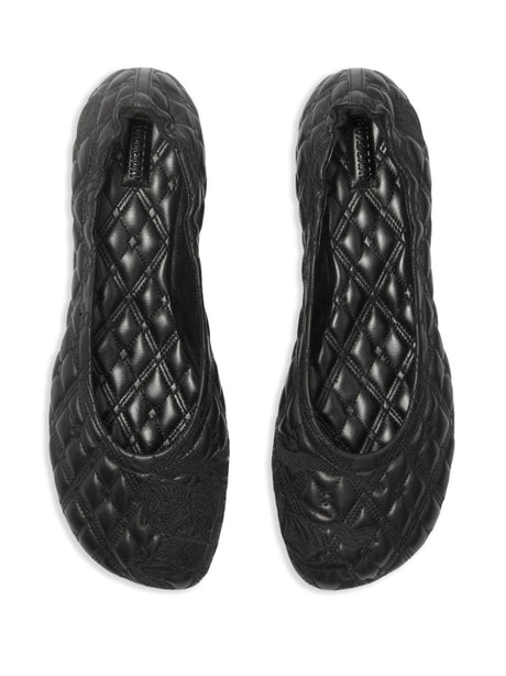 經典黑色羊皮拖鞋，配有格紋馬騎士圖案刺繡的標誌
