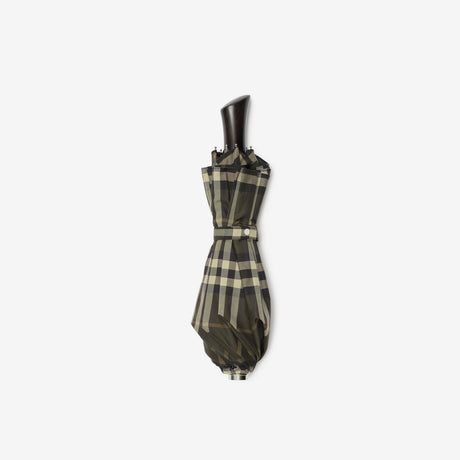 BURBERRY Stylish Check Print Compact Umbrella with Wooden Handle and Matching Handbag