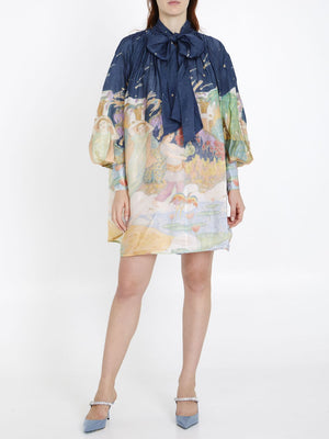 Lyrical Barrel 迷你連身裙，採用彩色絲綢蛋網材質，搭配熱帶風格印花