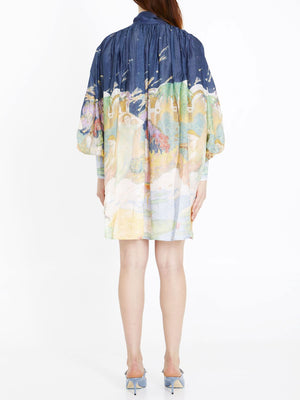 Lyrical Barrel 迷你連身裙，採用彩色絲綢蛋網材質，搭配熱帶風格印花