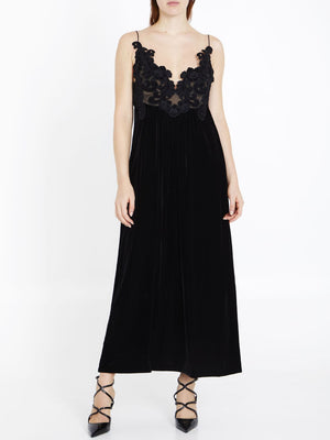 فستان سليب فيلفيت سينسوري باللون الأسود مع زخارف متطرّفة