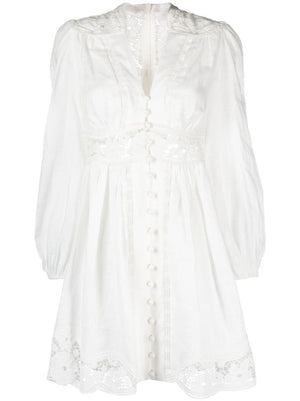 فستان قصير بلون أبيض عصري مع تفاصيل الدانتيل الأزهار - أكمام بأكمام منتفخة طويلة ، ورقبة عميقة بشكل V ، وتنورة واسعة السيقان
