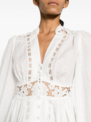 فستان قصير بلون أبيض عصري مع تفاصيل الدانتيل الأزهار - أكمام بأكمام منتفخة طويلة ، ورقبة عميقة بشكل V ، وتنورة واسعة السيقان