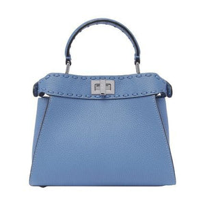 حقيبة يد جلدية صغيرة باللون الأزرق البحري مع حزام قابل للتعديل وإكسسوارات معدنية بلون البلاديوم للنساء، موسم SS24