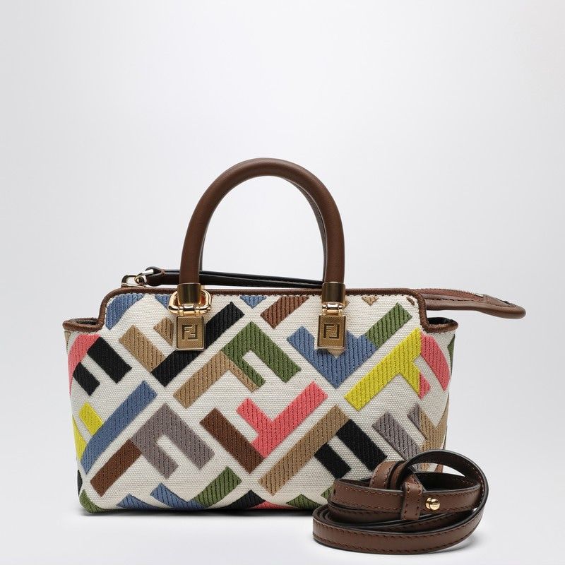 حقيبة بولينغ متعددة الألوان مطرزة بقماش الكانفاس وتفاصيل جلدية بأجزاء معدنية ذهبية