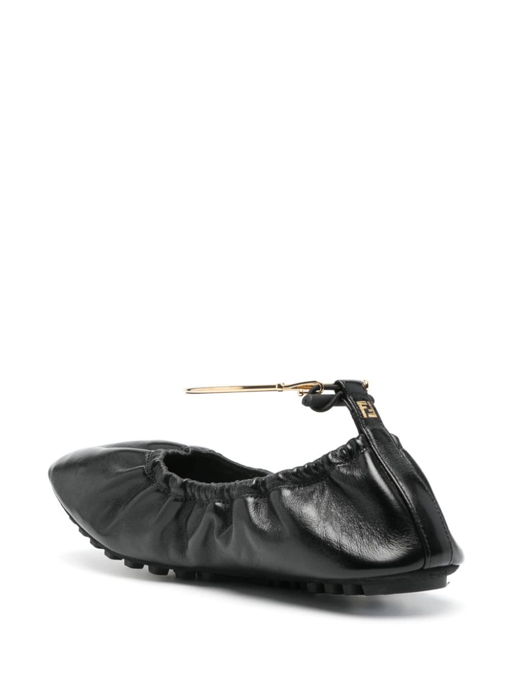 أحذية باليه جلد سوداء للنساء مزينة بتفاصيل مجعدة وسوار الكاحل بنقشة FF