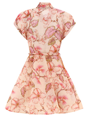 粉色亮麗亞麻絲長裙，腰帶及飾物點綴