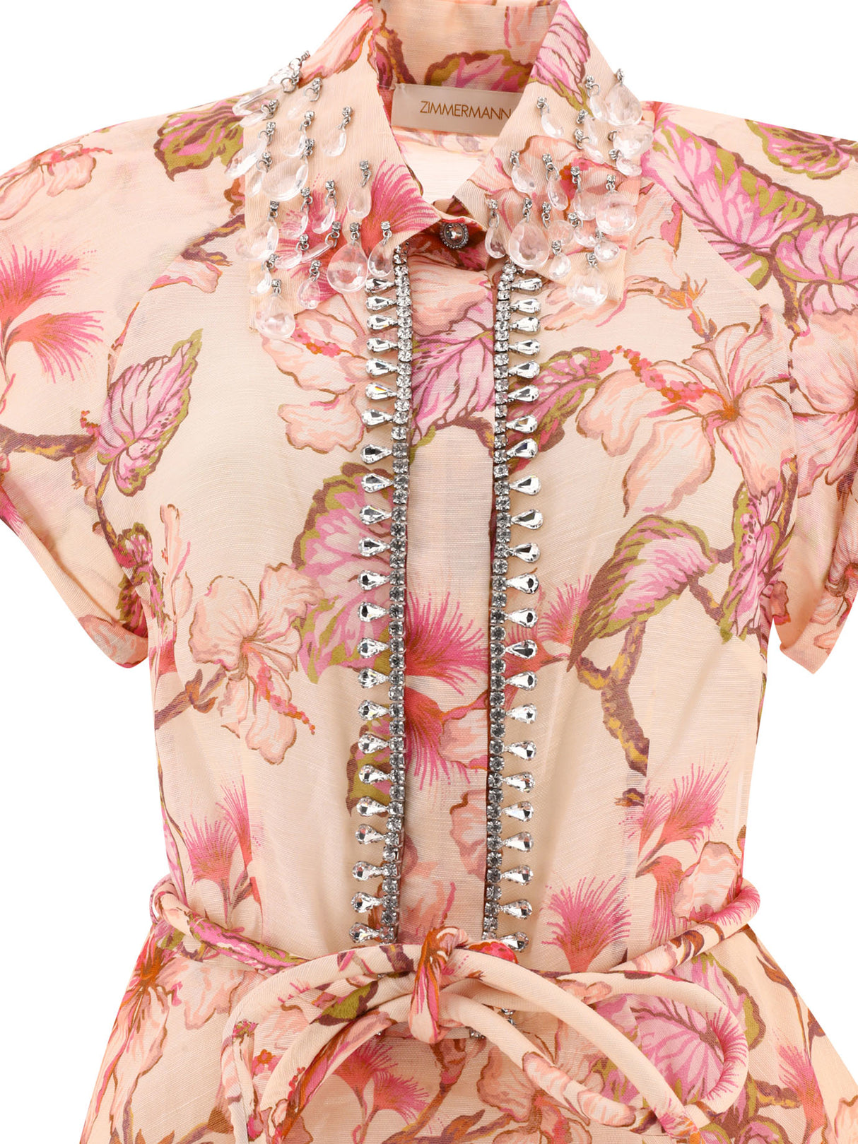 粉色亮麗亞麻絲長裙，腰帶及飾物點綴